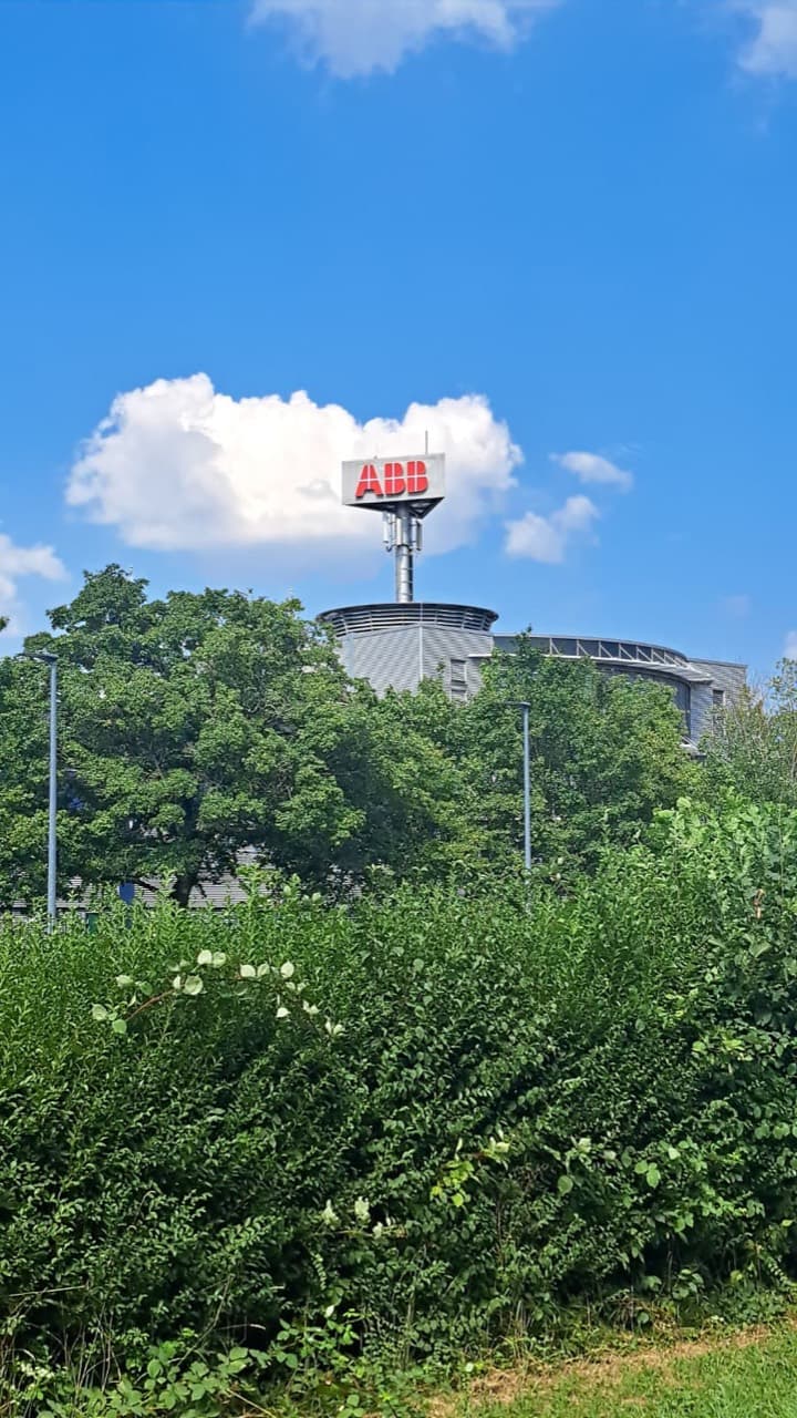 ABB-Standort in Ratingen mit dem ABB-Schriftzug über dem Gebäude