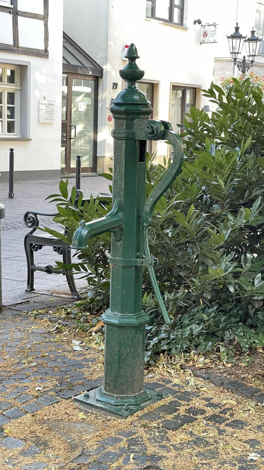 Stadt soll Trinkwasserpumpe an der Lintorfer Straße reparieren
